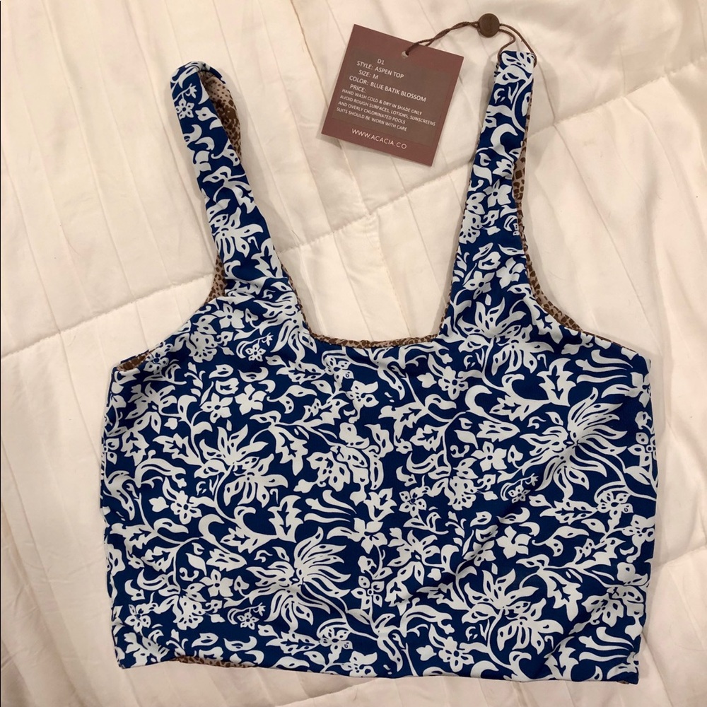 ACACIA Aspen Top - blue batik blossom Size Medium
